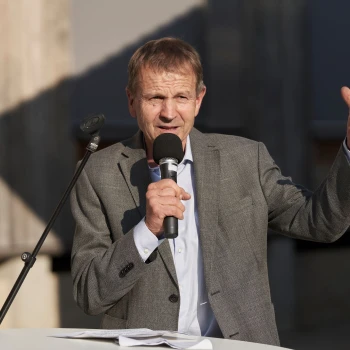 «Um den Schweizer Rohstoff Holz zu fördern, habe ich gemeinsam mit Ständerat Jakob Stark, die gleichlautende Motion ‹Erforschung und Innovation des Werkstoffs Holz für den Einsatz im Infrastrukturbau als Dekarbonisierungsbeitrag›.» Erich von Siebenthal, Nationalrat und Präsident Lignum Holzwirtschaft Bern