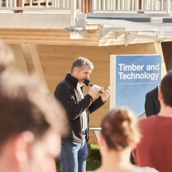 «Wir müssen im Infrastrukturbau vollständig auf Stahl und Beton verzichten.» Stefan Zöllig, Geschäftsführer und Mitinhaber Timber Structures 3.0 AG sowie Gründer Timbatec Holzbauingenieure AG.