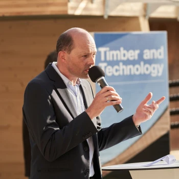 «Die heute eingeweihte Brücke ist ein Arbeitsmodell. Wir können hingehen und sehen, wie wir die Details auch anders lösen könnten. Zurzeit erstellen auch zwei Studierende des Masters Wood Technology Arbeiten zu dem Modell.» Dr. Steffen Franke, Professor für Holzbau und Statik, Berner Fachhochschule BFH