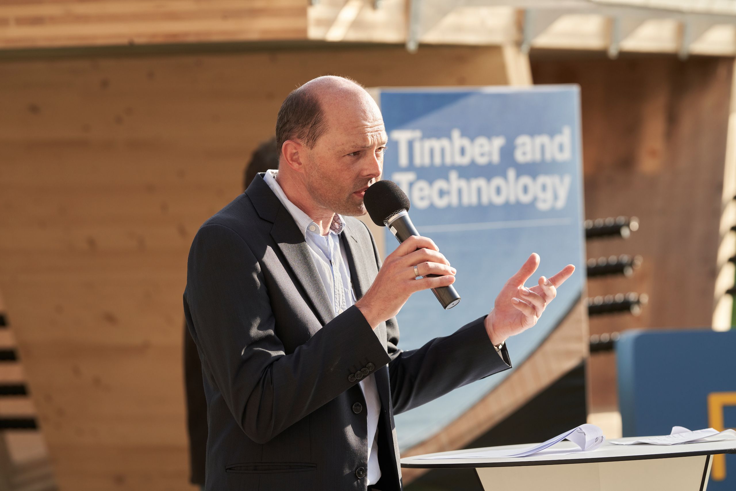 «Die heute eingeweihte Brücke ist ein Arbeitsmodell. Wir können hingehen und sehen, wie wir die Details auch anders lösen könnten. Zurzeit erstellen auch zwei Studierende des Masters Wood Technology Arbeiten zu dem Modell.» Dr. Steffen Franke, Professor für Holzbau und Statik, Berner Fachhochschule BFH