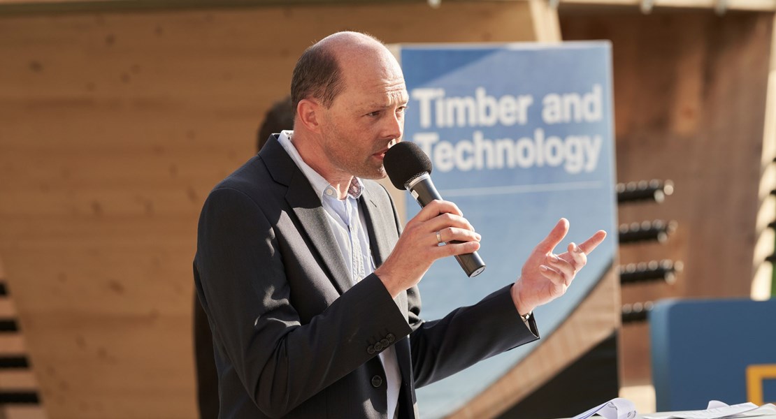 «Die heute eingeweihte Brücke ist ein Arbeitsmodell. Wir können hingehen und sehen, wie wir die Details auch anders lösen könnten. Zurzeit erstellen auch zwei Studierende des Masters Wood Technology Arbeiten zu dem Modell.» Dr. Steffen Franke, Professor für Holzbau und Statik, Berner Fachhochschule BFH «Die heute eingeweihte Brücke ist ein Arbeitsmodell. Wir können hingehen und sehen, wie wir die Details auch anders lösen könnten. Zurzeit erstellen auch zwei Studierende des Masters Wood Technology Arbeiten zu dem Modell.» Dr. Steffen Franke, Professor für Holzbau und Statik, Berner Fachhochschule BFH