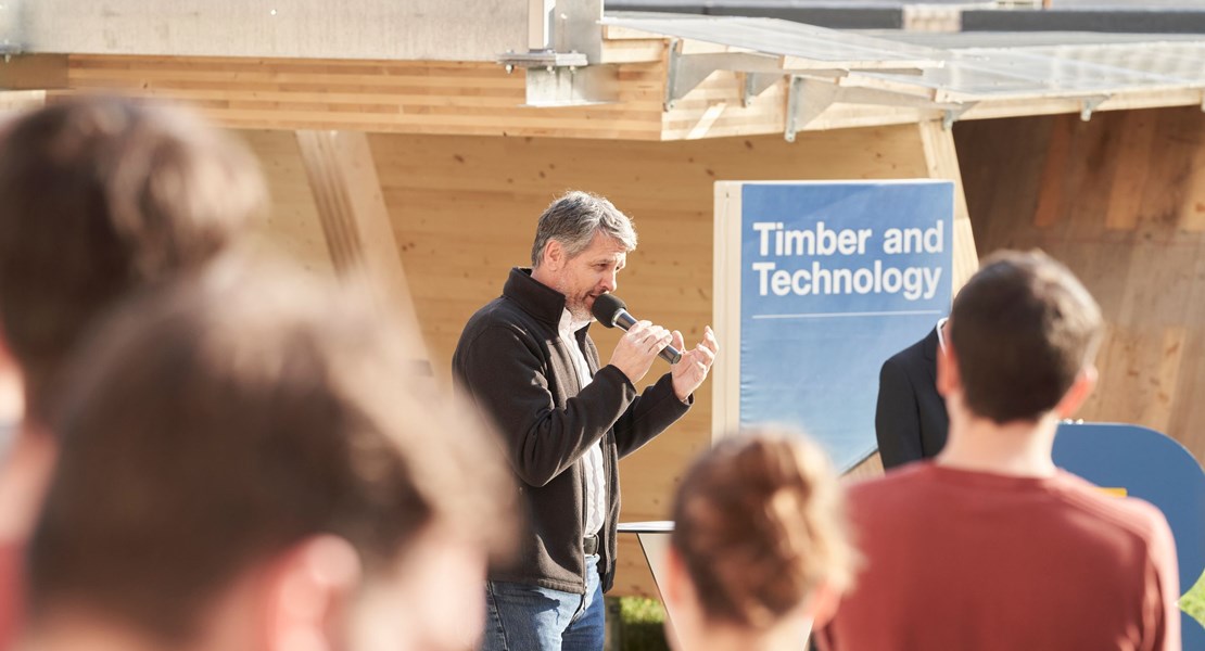 «Wir müssen im Infrastrukturbau vollständig auf Stahl und Beton verzichten.» Stefan Zöllig, Geschäftsführer und Mitinhaber Timber Structures 3.0 AG sowie Gründer Timbatec Holzbauingenieure AG. «Wir müssen im Infrastrukturbau vollständig auf Stahl und Beton verzichten.» Stefan Zöllig, Geschäftsführer und Mitinhaber Timber Structures 3.0 AG sowie Gründer Timbatec Holzbauingenieure AG.