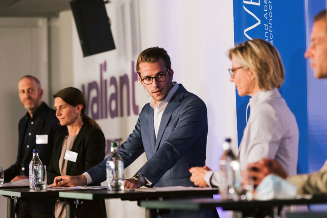 HES-Forum 2021: Andri Silberschmidt-Buhofer en discussion avec Simone de Montmollin