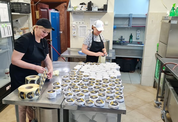 10 mois pour devenir fromager, lancer 20 produits et m'auto-virer de la prod. (2/5) 10 mois pour devenir fromager, lancer 20 produits et m'auto-virer de la prod. (2/5)