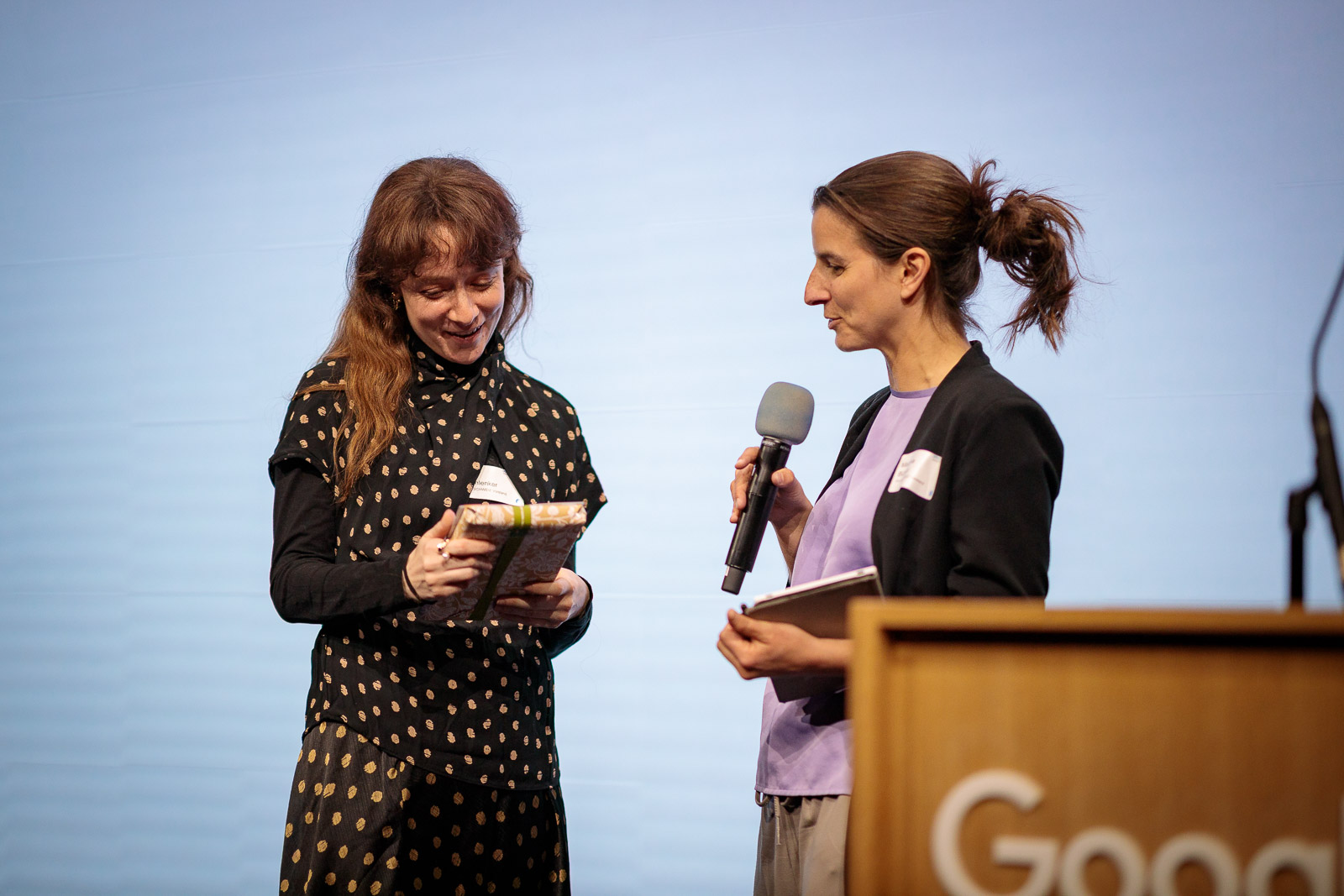 Martina Bühler fait ses adieux à Lea Schlenker (à gauche), membre du comité directeur