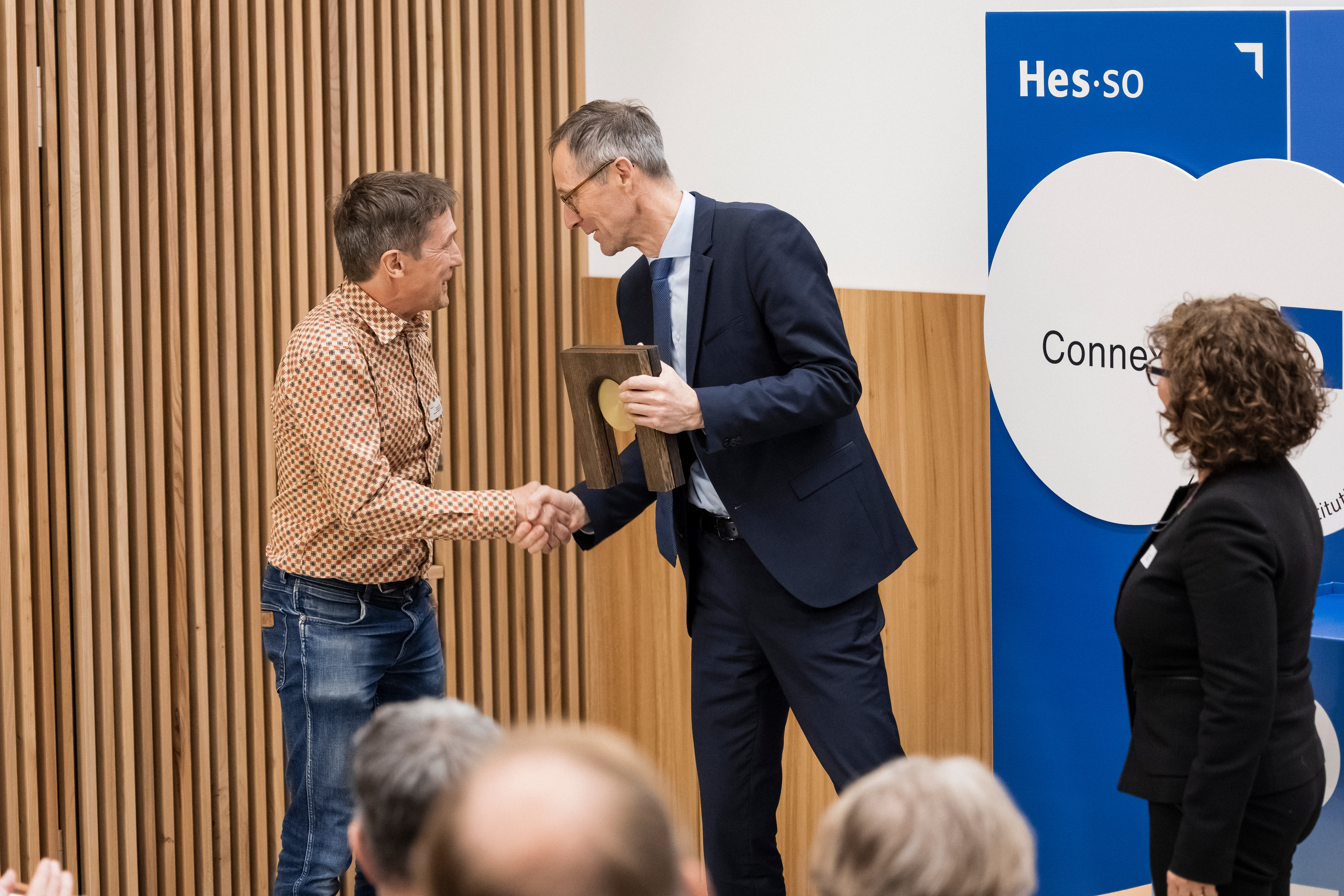 Le Professeur Henning Müller reçoit le Prix HES-SO du Conseiller d'Etat Olivier Curty - © Guillaume Perret