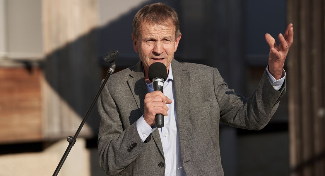 «Um den Schweizer Rohstoff Holz zu fördern, habe ich gemeinsam mit Ständerat Jakob Stark, die gleichlautende Motion ‹Erforschung und Innovation des Werkstoffs Holz für den Einsatz im Infrastrukturbau als Dekarbonisierungsbeitrag›.» Erich von Siebenthal, Nationalrat und Präsident Lignum Holzwirtschaft Bern «Um den Schweizer Rohstoff Holz zu fördern, habe ich gemeinsam mit Ständerat Jakob Stark, die gleichlautende Motion ‹Erforschung und Innovation des Werkstoffs Holz für den Einsatz im Infrastrukturbau als Dekarbonisierungsbeitrag›.» Erich von Siebenthal, Nationalrat und Präsident Lignum Holzwirtschaft Bern